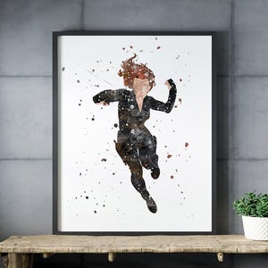Pu&ograve; includere: Una stampa artistica incorniciata che presenta un'illustrazione in stile acquerello di una figura in tuta tattica nera che salta in avanti. L'opera utilizza schizzi di vernice nera, grigia e marrone rossastro su uno sfondo bianco.