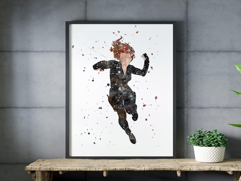Pu&ograve; includere: Una stampa artistica incorniciata che presenta un'illustrazione in stile acquerello di una figura in tuta tattica nera che salta in avanti. L'opera utilizza schizzi di vernice nera, grigia e marrone rossastro su uno sfondo bianco.
