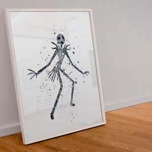 Puede incluir: Una impresi&oacute;n art&iacute;stica enmarcada con una ilustraci&oacute;n en acuarela de una figura alta y delgada con apariencia esquel&eacute;tica. La figura es azul oscuro con detalles de salpicaduras negras sobre fondo blanco. El marco es blanco.