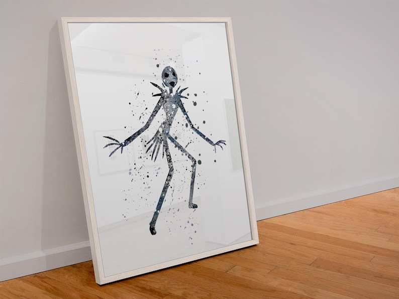 Puede incluir: Una impresi&oacute;n art&iacute;stica enmarcada con una ilustraci&oacute;n en acuarela de una figura alta y delgada con apariencia esquel&eacute;tica. La figura es azul oscuro con detalles de salpicaduras negras sobre fondo blanco. El marco es blanco.