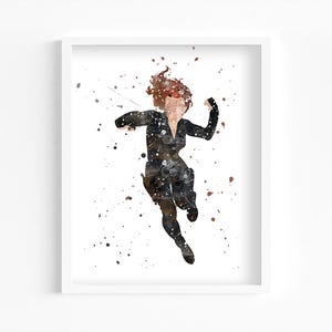 Pu&ograve; includere: Una stampa artistica incorniciata in stile acquerello che raffigura una figura in tuta nera che salta in avanti. L'opera utilizza toni scuri e schizzi di vernice per creare una silhouette dinamica su sfondo bianco, racchiusa in una cornice bianca.