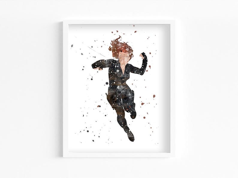 Pu&ograve; includere: Una stampa artistica incorniciata in stile acquerello che raffigura una figura in tuta nera che salta in avanti. L'opera utilizza toni scuri e schizzi di vernice per creare una silhouette dinamica su sfondo bianco, racchiusa in una cornice bianca.