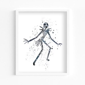Puede incluir: Impresi&oacute;n art&iacute;stica en acuarela de una figura esquel&eacute;tica con los brazos extendidos, en un marco blanco. La figura es principalmente azul oscuro con acentos salpicados de azul claro y gris. La obra es una representaci&oacute;n caprichosa.