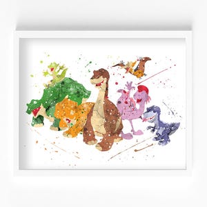 Puede incluir: Una lámina artística en acuarela enmarcada que muestra un grupo de seis dinosaurios coloridos con un estilo de salpicaduras de pintura. La ilustración incluye un dinosaurio verde de cuello largo, un triceratops amarillo, un saurópodo marrón, un dinosaurio bípedo rosa y un pequeño raptor morado.