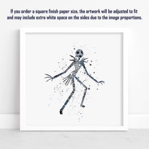 Puede incluir: Una impresi&oacute;n enmarcada con una ilustraci&oacute;n en acuarela de una figura esquel&eacute;tica con cabeza redonda y cuello puntiagudo. La obra de arte est&aacute; en tonos grises y azules con efectos de pintura salpicada. El texto en la parte superior dice: "Si solicita un tama&ntilde;o de papel cuadrado, la obra de arte se ajustar&aacute; y puede incluir espacio en blanco adicional en los lados debido a las proporciones de la imagen."
