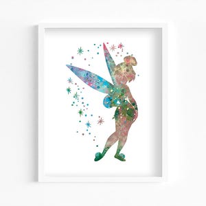 Könnte beinhalten: Aquarell-Silhouette einer Fee mit Flügeln und Dutt, umgeben von bunten Sternen. Die Fee ist in Grün-, Blau-, Rosa- und Gelbtönen dargestellt. Das Kunstwerk ist in einem weißen rechteckigen Rahmen gerahmt.