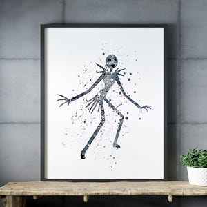 Puede incluir: Impresi&oacute;n art&iacute;stica enmarcada con una ilustraci&oacute;n en acuarela de una figura alta y delgada con cabeza redonda y extremidades alargadas. La figura es en tonos azules y grises, con efectos de pintura salpicada. La obra de arte se exhibe sobre una superficie de madera.