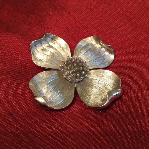 Gorgeous vintage TRIFARI Dogwood Flower brooch pin silver tone