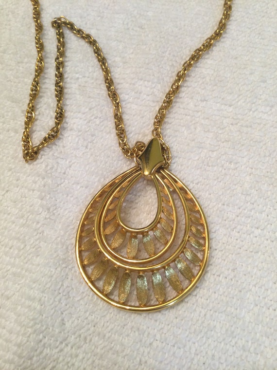 Gorgeous vintage TRIFARI statement pendant gold to