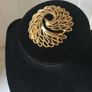 Broche de solapa TRIFARI en tono dorado