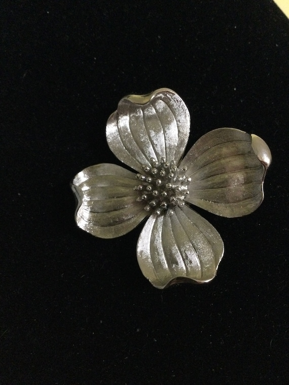 Gorgeous vintage TRIFARI Dogwood Flower brooch pi… - image 6