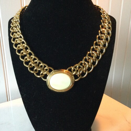 Collier ras de cou en chaîne vintage audacieux et épais avec cabochon en résine STATEMENT COLLIER triple plaque en or MONET