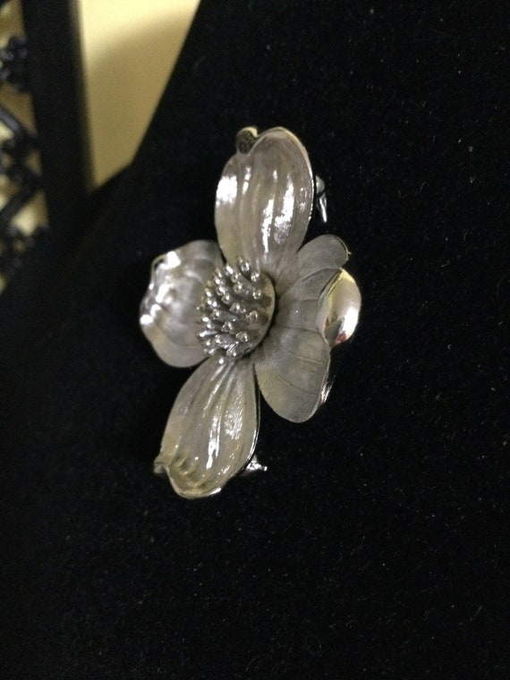 Gorgeous vintage TRIFARI Dogwood Flower brooch pi… - image 5