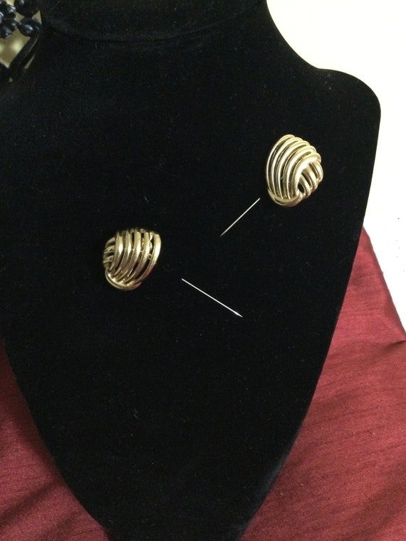 Vintage TRIFARI TM gold tone clip on earrings