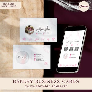 Puede incluir: Tarjetas de visita de panadería blancas con detalles florales rosas y una foto de un pastelero. Las tarjetas incluyen información de contacto y códigos QR de redes sociales. Las palabras "Descarga instantánea" y "Canva" son visibles.
