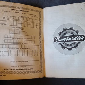 Puede incluir: Una taza de cer&aacute;mica blanca con asa negra y el texto "But First, Coffee" en negrita negra. La taza se encuentra sobre un fondo borroso, sugiriendo un ambiente acogedor.