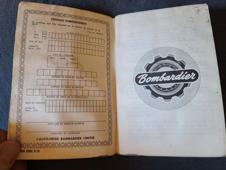 Puede incluir: Una taza de cer&aacute;mica blanca con asa negra y el texto "But First, Coffee" en negrita negra. La taza se encuentra sobre un fondo borroso, sugiriendo un ambiente acogedor.