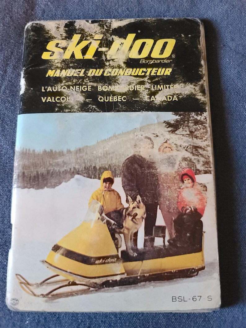 Puede incluir: Portada de manual de motos de nieve Ski-Doo vintage. La portada presenta una moto de nieve amarilla y negra con el texto "Ski-Doo" y "MANUEL DU CONDUCTEUR". Una familia y un perro est&aacute;n representados en un paisaje nevado. El manual es de Valcol, Quebec, Canad&aacute;.