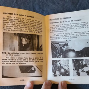 Puede incluir: Manual vintage abierto con texto y diagramas en franc&eacute;s que detallan los procedimientos de mantenimiento del motor. Las p&aacute;ginas est&aacute;n amarillentas. El manual est&aacute; abierto en las p&aacute;ginas 14 y 15.
