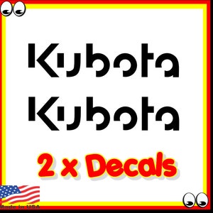 Puede incluir: Dos calcomanías de vinilo negro con la palabra "Kubota" en letras blancas. Las calcomanías están sobre un fondo blanco con un borde rojo y amarillo. El texto "2 x Decals" está en letras rojas debajo de las calcomanías.