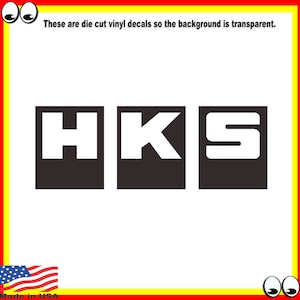 Puede incluir: Calcomanía de vinilo recortada en negro y blanco con las letras HKS. Las letras están en una fuente en negrita, sin serifas. La calcomanía está hecha en los Estados Unidos.