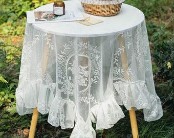 ホワイトレースのテーブルクロス：フリルの縁取りが美しい刺繍の花柄