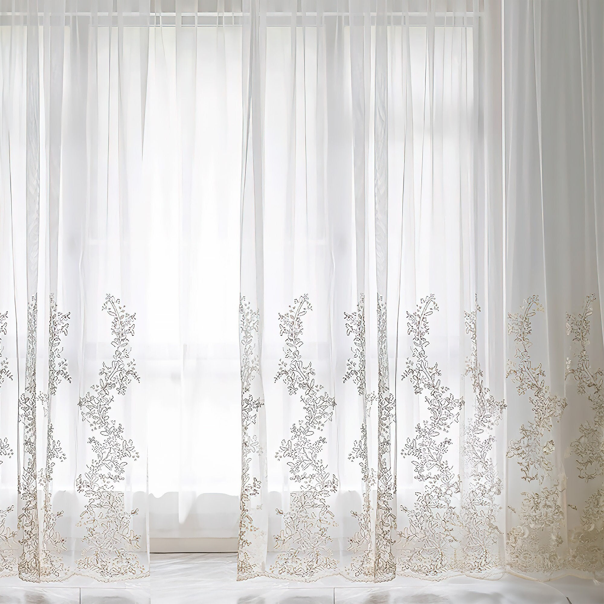 Cortinas blancas y plateadas de 95 pulgadas de largo para sala de estar, 2  paneles con ojales, semitransparentes, metálicas, brillantes, brillantes