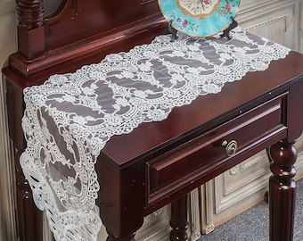 Runner da tavolo in pizzo ricamato: decorazione per matrimonio in stile shabby chic
