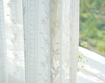 Könnte beinhalten: Weiße, durchsichtige Gardinen mit einem zarten Blumenmuster und einem geometrischen Rand.