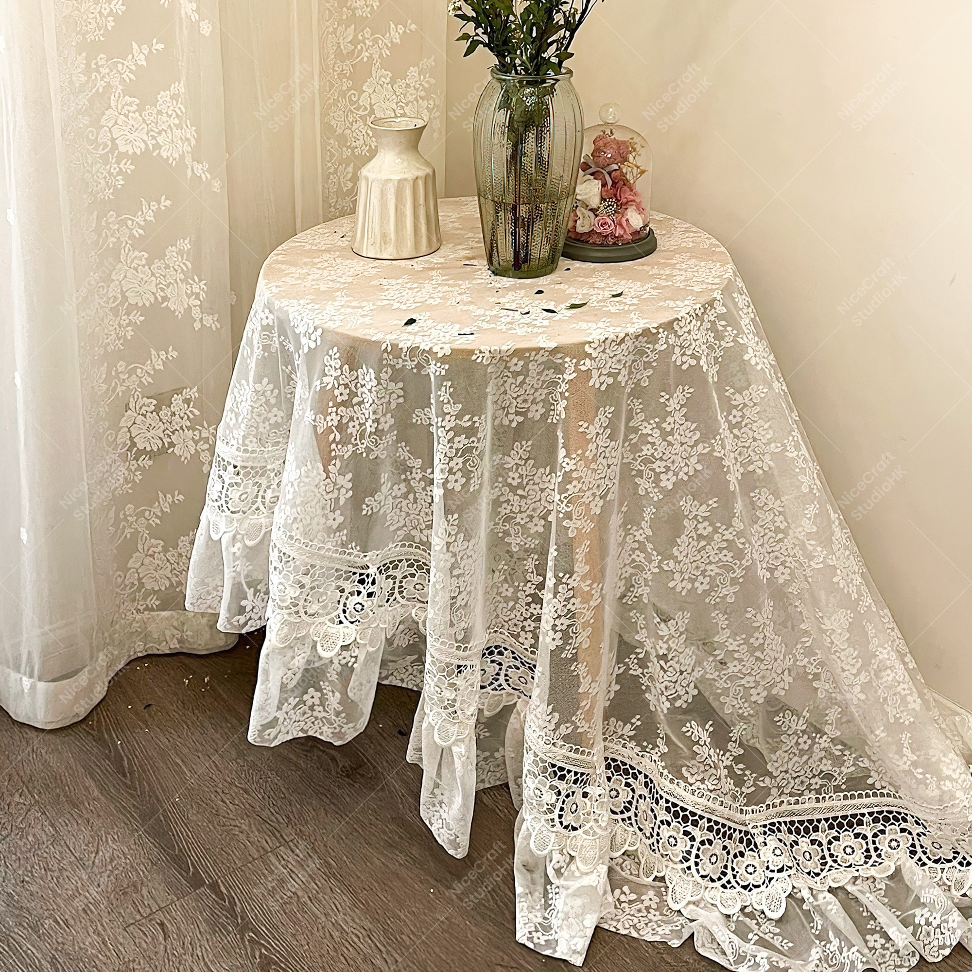 ホワイトレースのテーブルクロス：フリルの縁取りが美しい刺繍の花柄