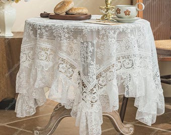 ホワイトレースのテーブルクロス：フリルの縁取りが美しい刺繍の花柄
