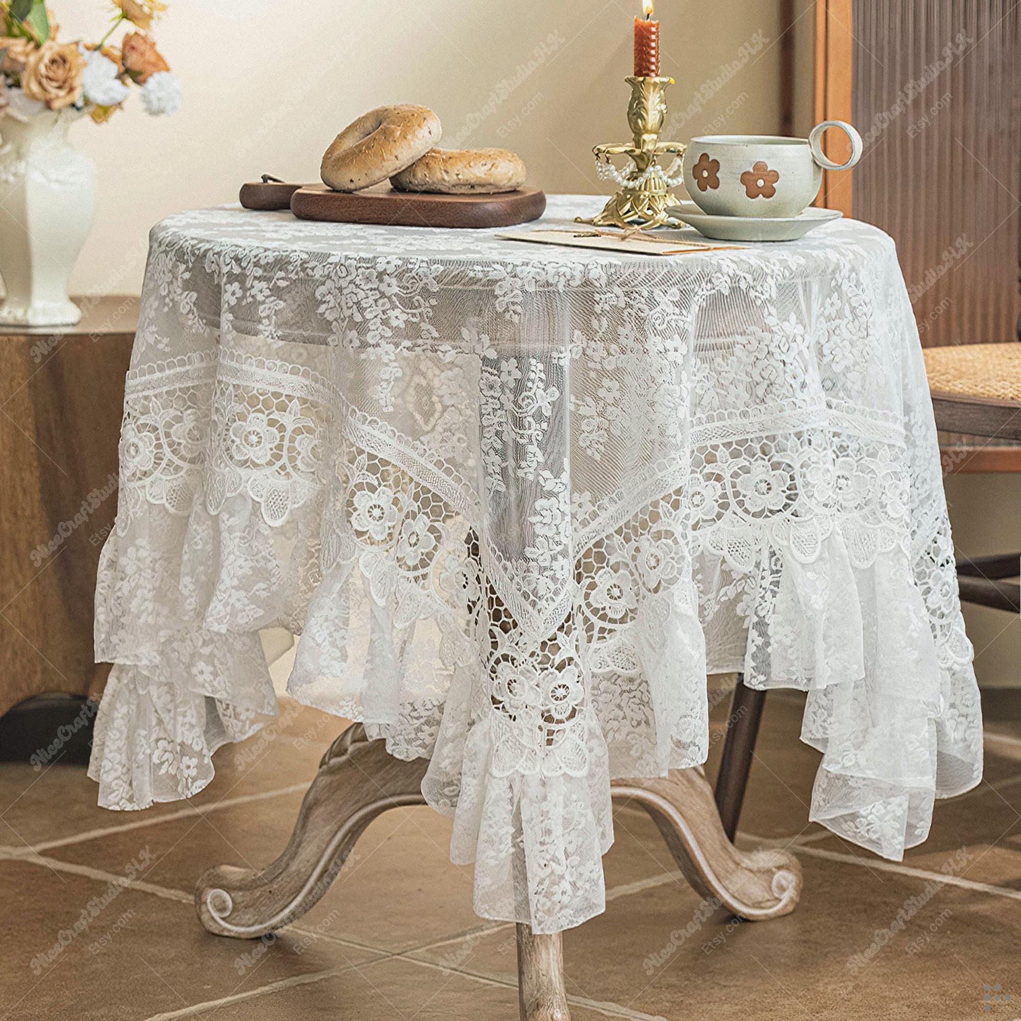 ホワイトレースのテーブルクロス：フリルの縁取りが美しい刺繍の花柄