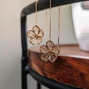 Boucles d'oreilles à enfiler fleur minimaliste, boucles d'oreilles à enfileur or contour fleur gravé à la main, boucles d'oreilles florales minimalistes pendantes