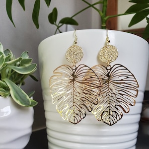Boucles d'oreilles dorées pendantes feuilles tropicales Monstera Deliciosa faites à la main, boucles d'oreilles sur le thème des plantes d'intérieur pour les amateurs de plantes, bijoux tendance en or brillant