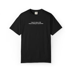 Odio cuando una perra me sigue haciendo preguntas / Camiseta con declaración de texto