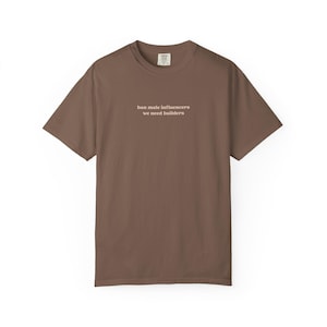 Förbjud manliga influencers Vi behöver byggare T-shirt | Minimalistisk text Statement-tröja