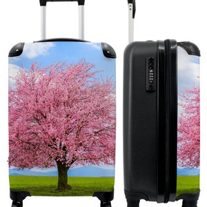 Koffer - handbagage - sakura - bloesemboom - lente - roze - landschap