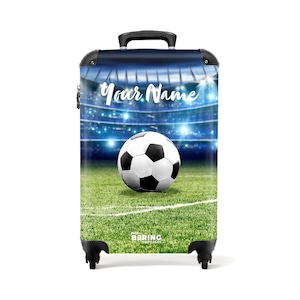 Könnte beinhalten: Ein Rollkoffer mit einem Fußball auf einem grünen Feld, vor dem Hintergrund eines Stadions. Der Text "Your Name" ist über dem Ball zu sehen. Der Koffer hat einen schwarzen Griff und Räder.