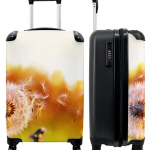 Koffer - handbagage - paardenbloem - bloemen - zon - lente - botanisch