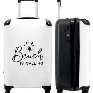 Koffer - handbagage - tekst - strand - het strand roept - zwart wit - vakantie