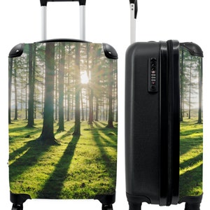 Koffer - handbagage - bomen - bos - zon - gras - natuur