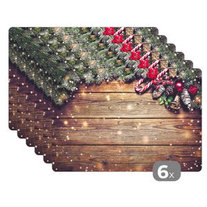 Könnte beinhalten: Set mit sechs Weihnachts-Tischsets. Jedes Tischset hat ein festliches Design mit einem Holzgrund, Tannenzweigen, Zuckerstangen, roten Schleifen und Ornamenten. Die Tischsets sind rechteckig mit abgerundeten Ecken.