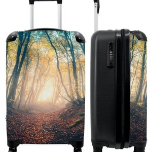 Koffer - handbagage - mist - bomen - bos - zon - herfstbladeren