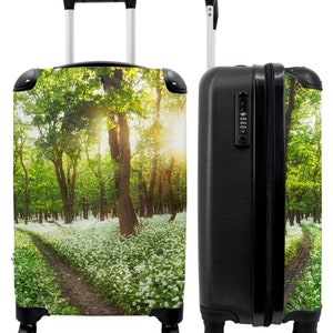 Koffer - handbagage - bos - bloemen - zon - bomen - lente