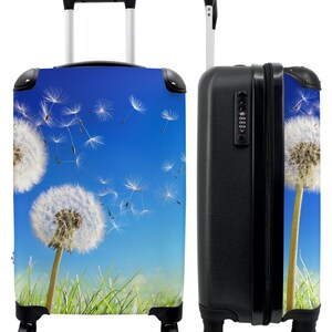 Koffer - handbagage - paardenbloem - bloemen - gras - lente - natuur