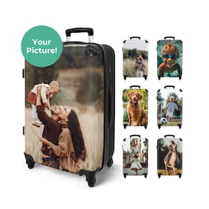 Könnte beinhalten: Ein schwarzer Rollkoffer mit individuellem Fotodruck. Das Hauptbild zeigt eine Familie. Zusätzliche Kofferdesigns zeigen ein Paar, ein schwimmendes Kind, einen Hund, ein Kind beim Fußballspielen, ein Mädchen vor einem Schloss und eine Person auf einem Pferd. Der Text lautet "Your Picture!"