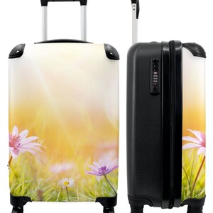 Koffer - handbagage - bloemen - lente - zon - roze - gras