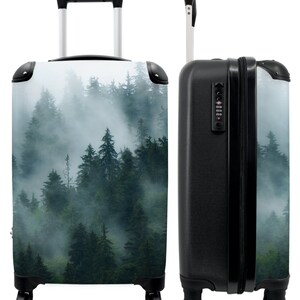 Koffer - handbagage - boom - groen - mist - natuur - bos