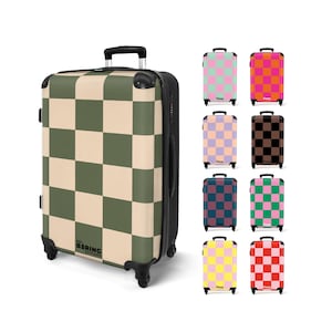 Peut inclure: Une grande valise à carreaux verts et beiges, avec une poignée télescopique et des roues. Le texte "NO BORING OUTPLACES" est visible. Plusieurs petites valises à motifs à carreaux de couleurs différentes sont également affichées.