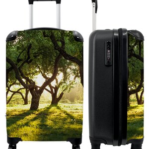Koffer - handbagage - zon - bomen - groen - bos - natuur